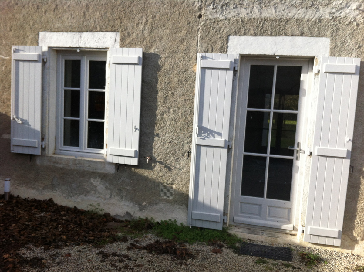 Fenêtres d’une maison à Charroux