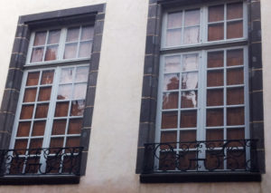 Fenêtres en bois peintes en blanc