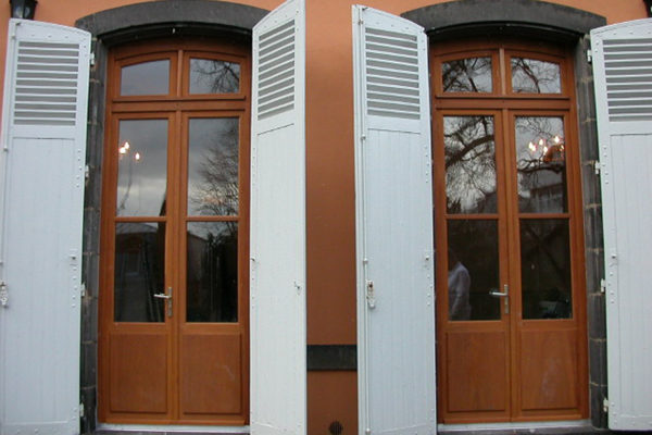 Fabrication et pose de portes-fenêtres bois